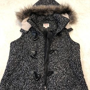 Like New Black & White Vest